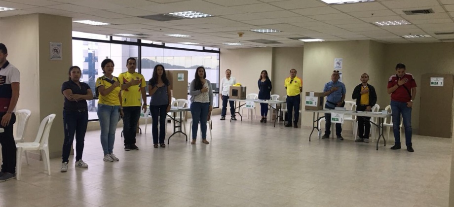 Último de día de votaciones para la segunda vuelta en el Consulado de Colombia en Guayaquil  