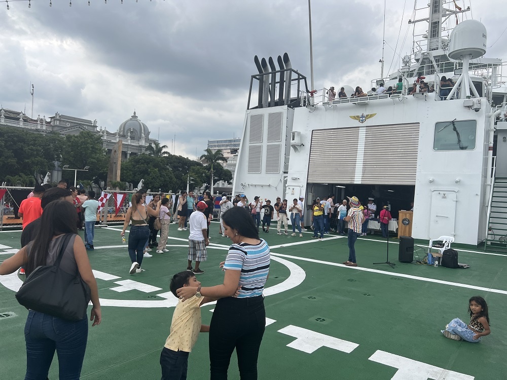 Éxito rotundo de artistas colombianos en el Buque ARC Simón Bolívar en su parada en la ciudad de Guayaquil