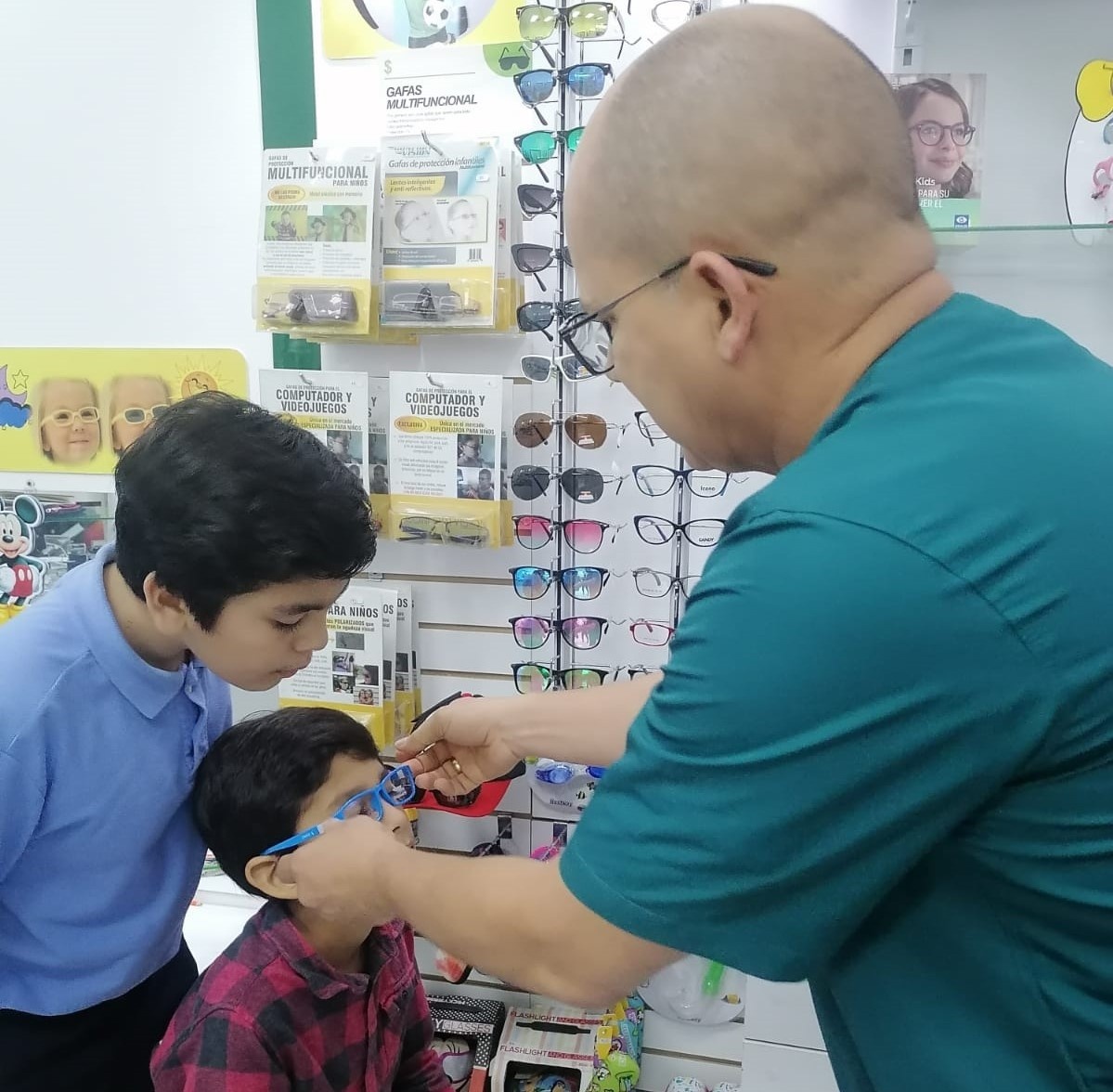 El Consulado de Colombia en Guayaquil realizó una brigada de salud visual infantil