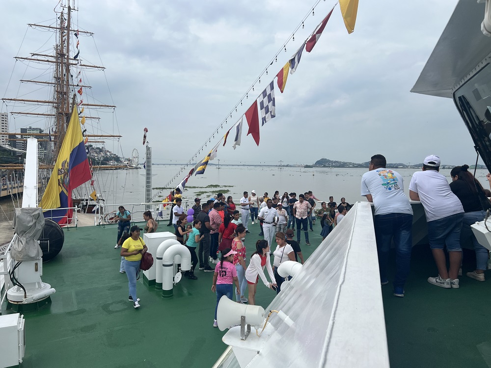 Éxito rotundo de artistas colombianos en el Buque ARC Simón Bolívar en su parada en la ciudad de Guayaquil