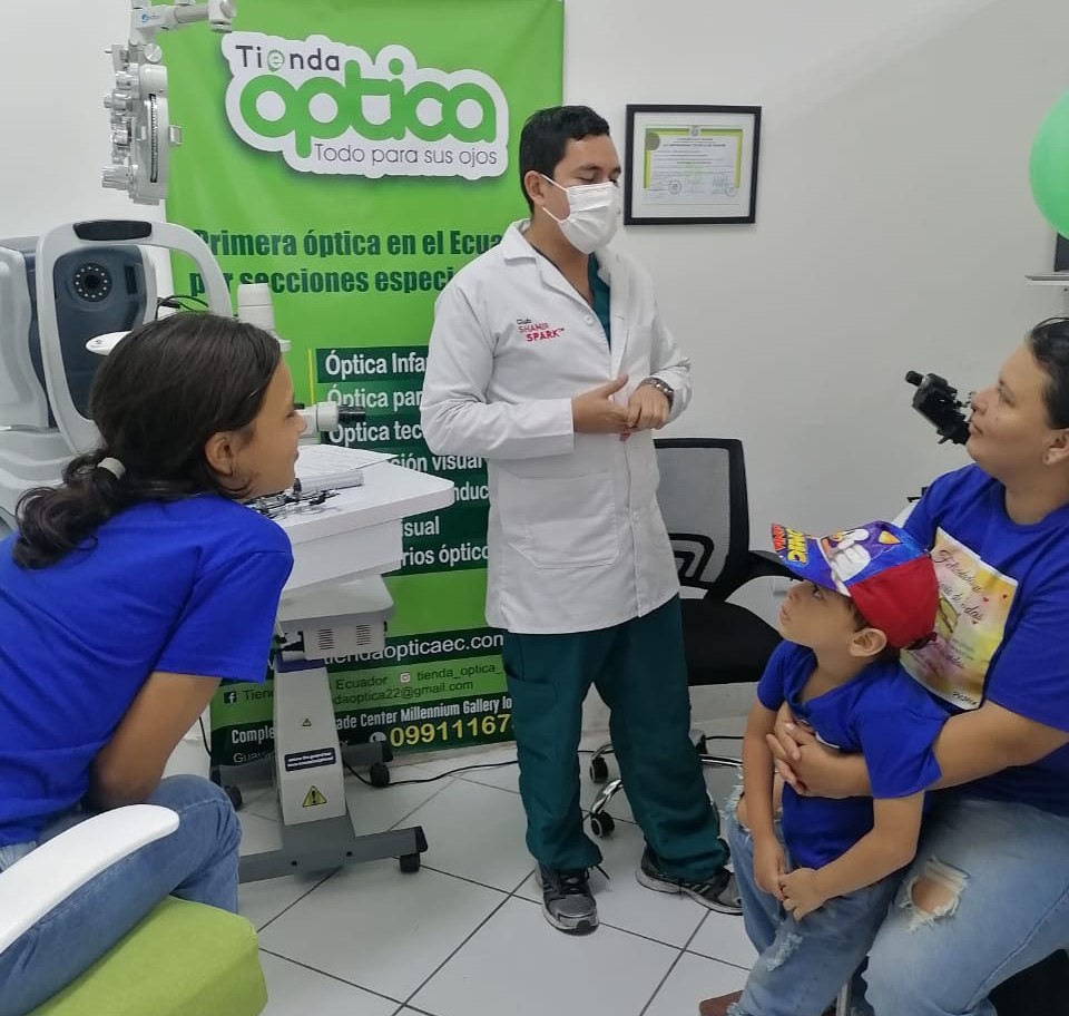 El Consulado de Colombia en Guayaquil realizó una brigada de salud visual infantil