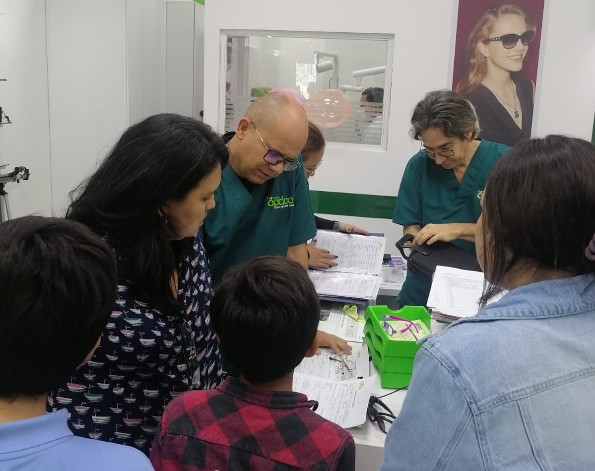 El Consulado de Colombia en Guayaquil realizó una brigada de salud visual infantil